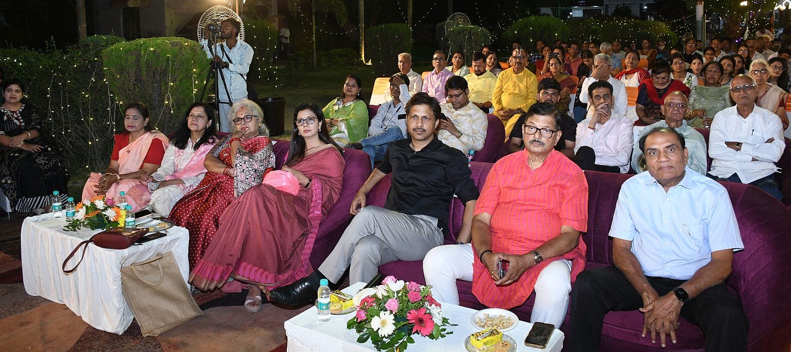 सम्मान समारोह में मौजूद उप मुख्यमंत्री ब्रजेश पाठक और सम्मानित रचनाकार। -संवाद सम्मान समारोह में मौजूद उप मुख्यमंत्री ब्रजेश पाठक और सम्मानित रचनाकार। -संवाद