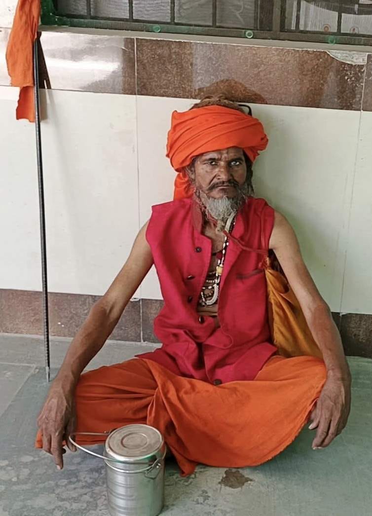 समाधान दिवस में मोबाइल पर आईपीएल मैच की झलकियां देखते खुटार के थाना प्रभारी। संवाद