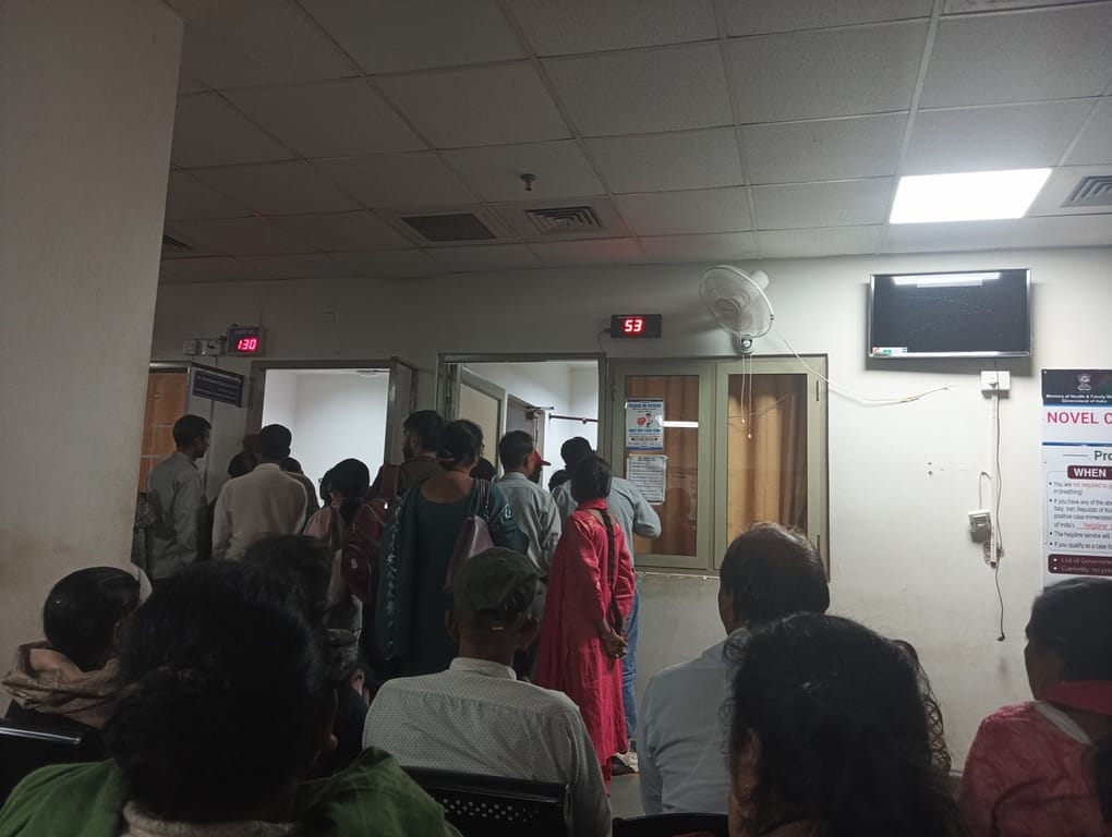 टांडा अस्पताल में शाम छह बजे तक ओपीडी के बाहर खड़े मरीज। स्रोत: अमर उजाला