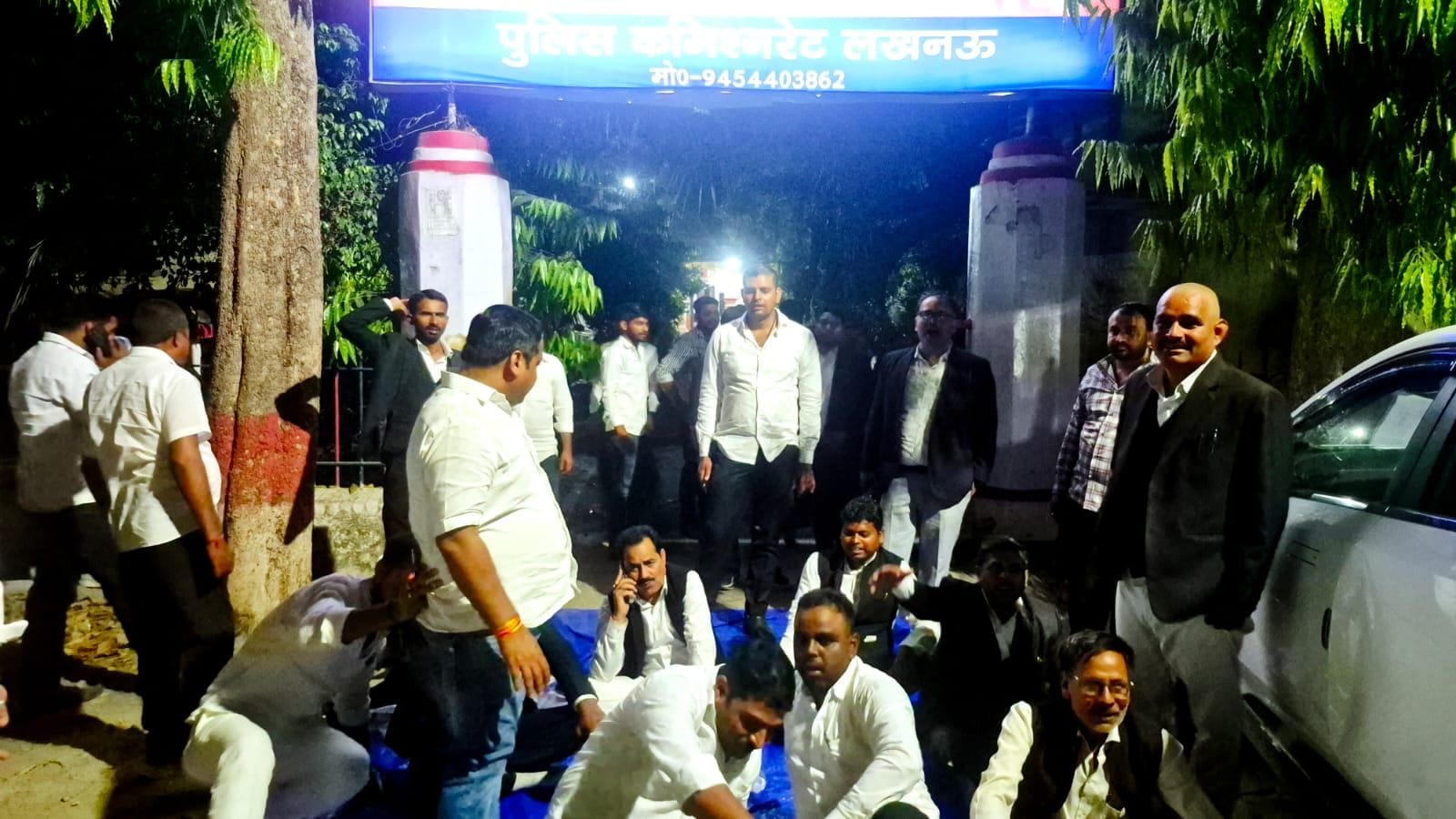 थाने के गेट पर धरने पर बैठे अधिवक्ता। थाने के गेट पर धरने पर बैठे अधिवक्ता।