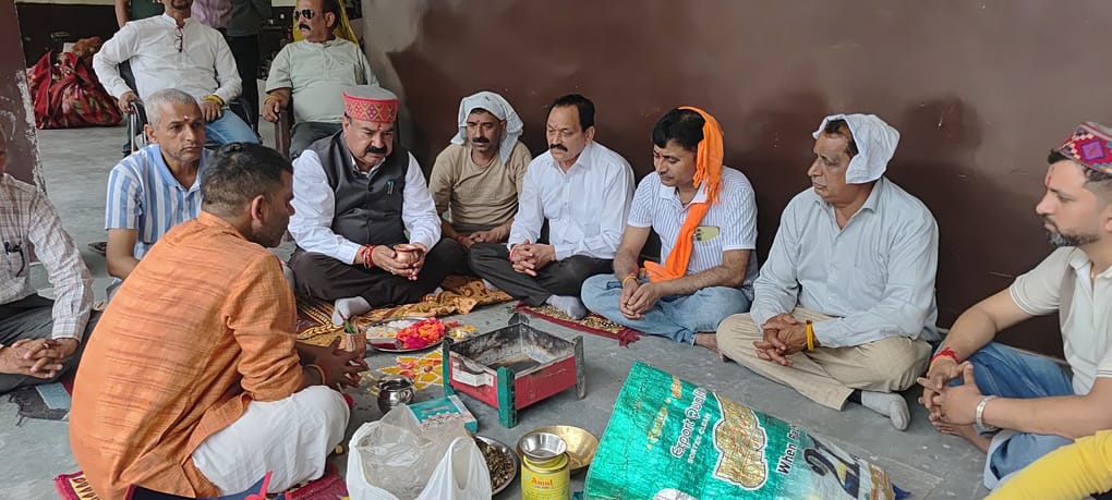 धर्मशाला के पासू सब्जी मंडी शुरू करने के लिए दुकानों में रखा गया सामान। अमर उजाला धर्मशाला के पासू सब्जी मंडी शुरू करने के लिए दुकानों में रखा गया सामान। अमर उजाला