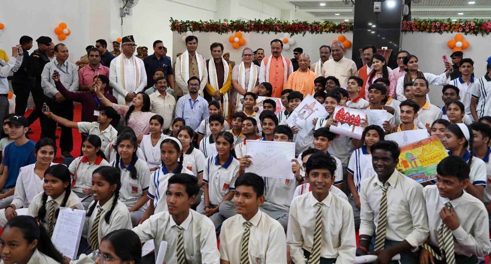 1008 श्रद्धालुओं को लेकर सोमनाथ रवाना हुई स्पेशल ट्रेन, सीएम ने दिखाई हरी झंडी। 1008 श्रद्धालुओं को लेकर सोमनाथ रवाना हुई स्पेशल ट्रेन, सीएम ने दिखाई हरी झंडी।
