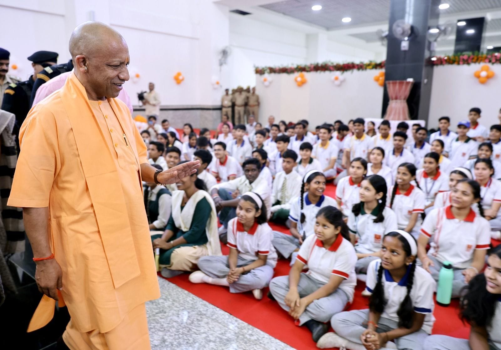 1008 श्रद्धालुओं को लेकर सोमनाथ रवाना हुई स्पेशल ट्रेन, सीएम ने दिखाई हरी झंडी। 1008 श्रद्धालुओं को लेकर सोमनाथ रवाना हुई स्पेशल ट्रेन, सीएम ने दिखाई हरी झंडी।