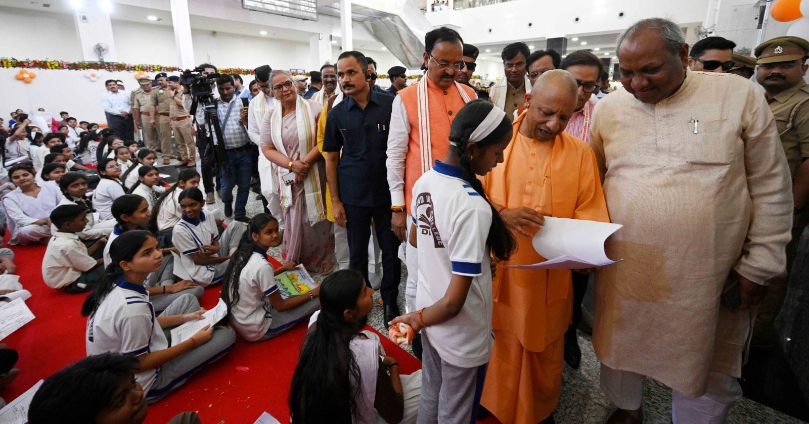 1008 श्रद्धालुओं को लेकर सोमनाथ रवाना हुई स्पेशल ट्रेन, सीएम ने दिखाई हरी झंडी। 1008 श्रद्धालुओं को लेकर सोमनाथ रवाना हुई स्पेशल ट्रेन, सीएम ने दिखाई हरी झंडी।