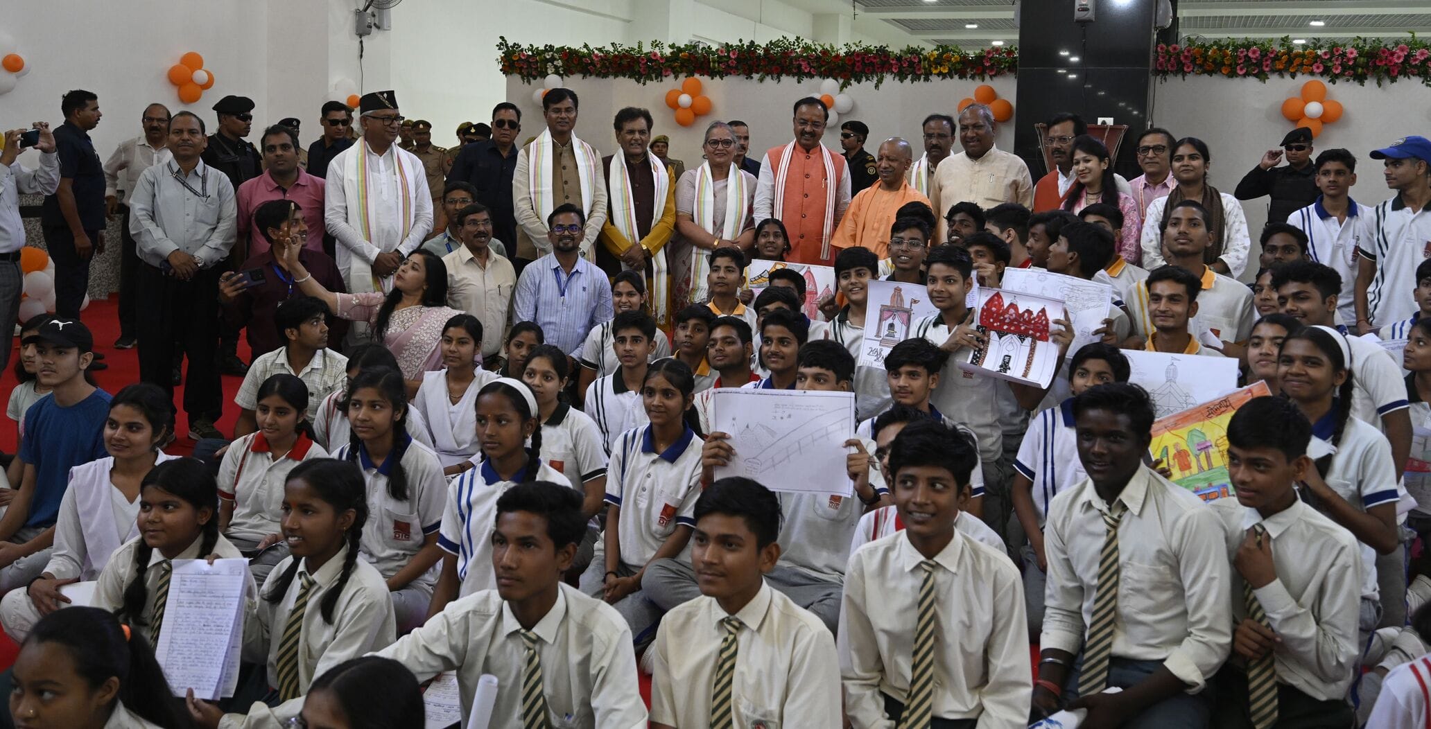 1008 श्रद्धालुओं को लेकर सोमनाथ रवाना हुई स्पेशल ट्रेन, सीएम ने दिखाई हरी झंडी। 1008 श्रद्धालुओं को लेकर सोमनाथ रवाना हुई स्पेशल ट्रेन, सीएम ने दिखाई हरी झंडी।