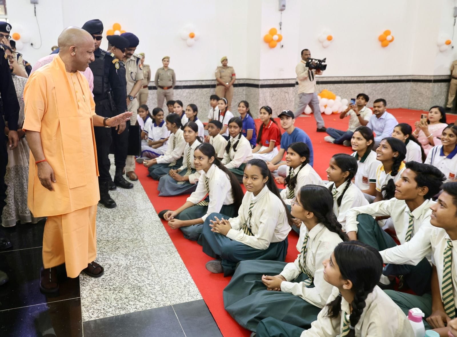 1008 श्रद्धालुओं को लेकर सोमनाथ रवाना हुई स्पेशल ट्रेन, सीएम ने दिखाई हरी झंडी। 1008 श्रद्धालुओं को लेकर सोमनाथ रवाना हुई स्पेशल ट्रेन, सीएम ने दिखाई हरी झंडी।