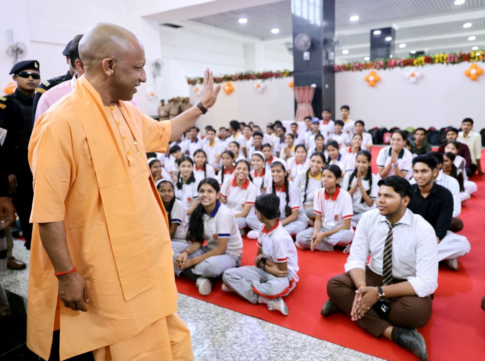 1008 श्रद्धालुओं को लेकर सोमनाथ रवाना हुई स्पेशल ट्रेन, सीएम ने दिखाई हरी झंडी। 1008 श्रद्धालुओं को लेकर सोमनाथ रवाना हुई स्पेशल ट्रेन, सीएम ने दिखाई हरी झंडी।