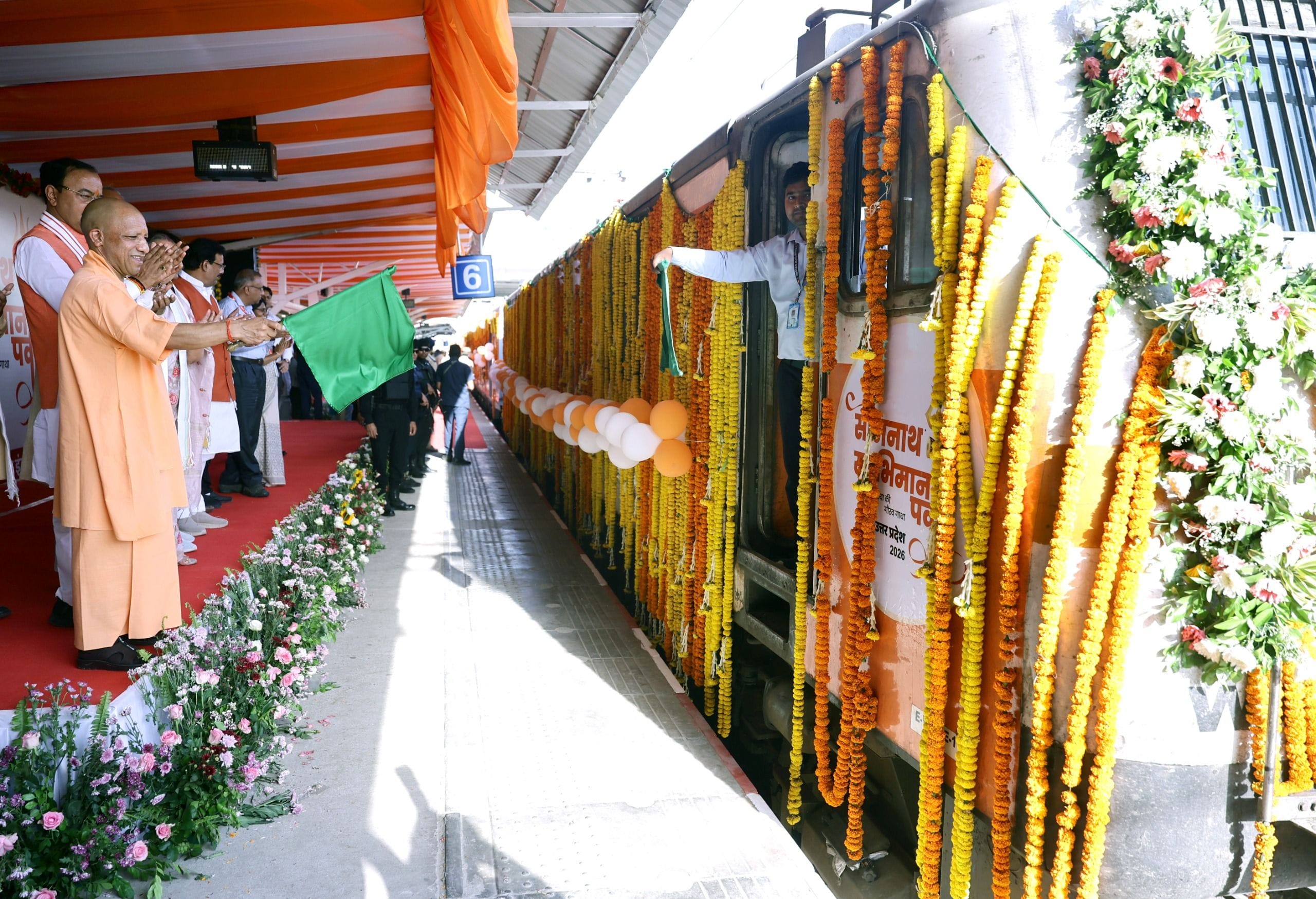 1008 श्रद्धालुओं को लेकर सोमनाथ रवाना हुई स्पेशल ट्रेन, सीएम ने दिखाई हरी झंडी। 1008 श्रद्धालुओं को लेकर सोमनाथ रवाना हुई स्पेशल ट्रेन, सीएम ने दिखाई हरी झंडी।