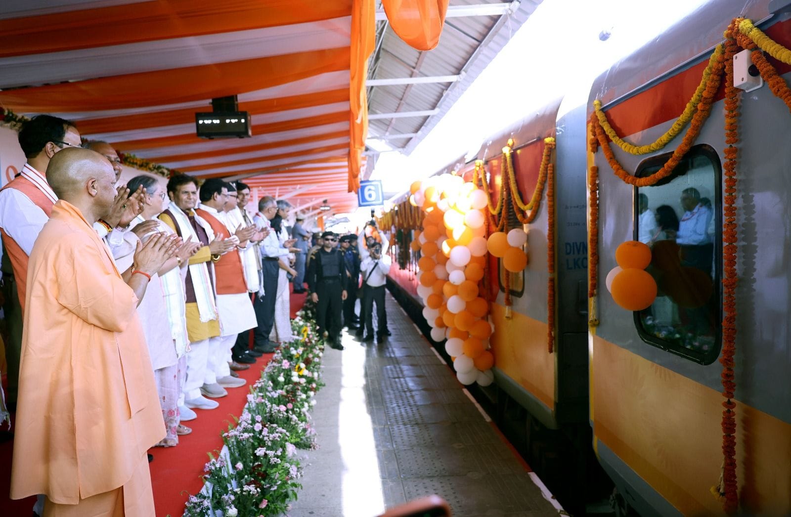 1008 श्रद्धालुओं को लेकर सोमनाथ रवाना हुई स्पेशल ट्रेन, सीएम ने दिखाई हरी झंडी। 1008 श्रद्धालुओं को लेकर सोमनाथ रवाना हुई स्पेशल ट्रेन, सीएम ने दिखाई हरी झंडी।