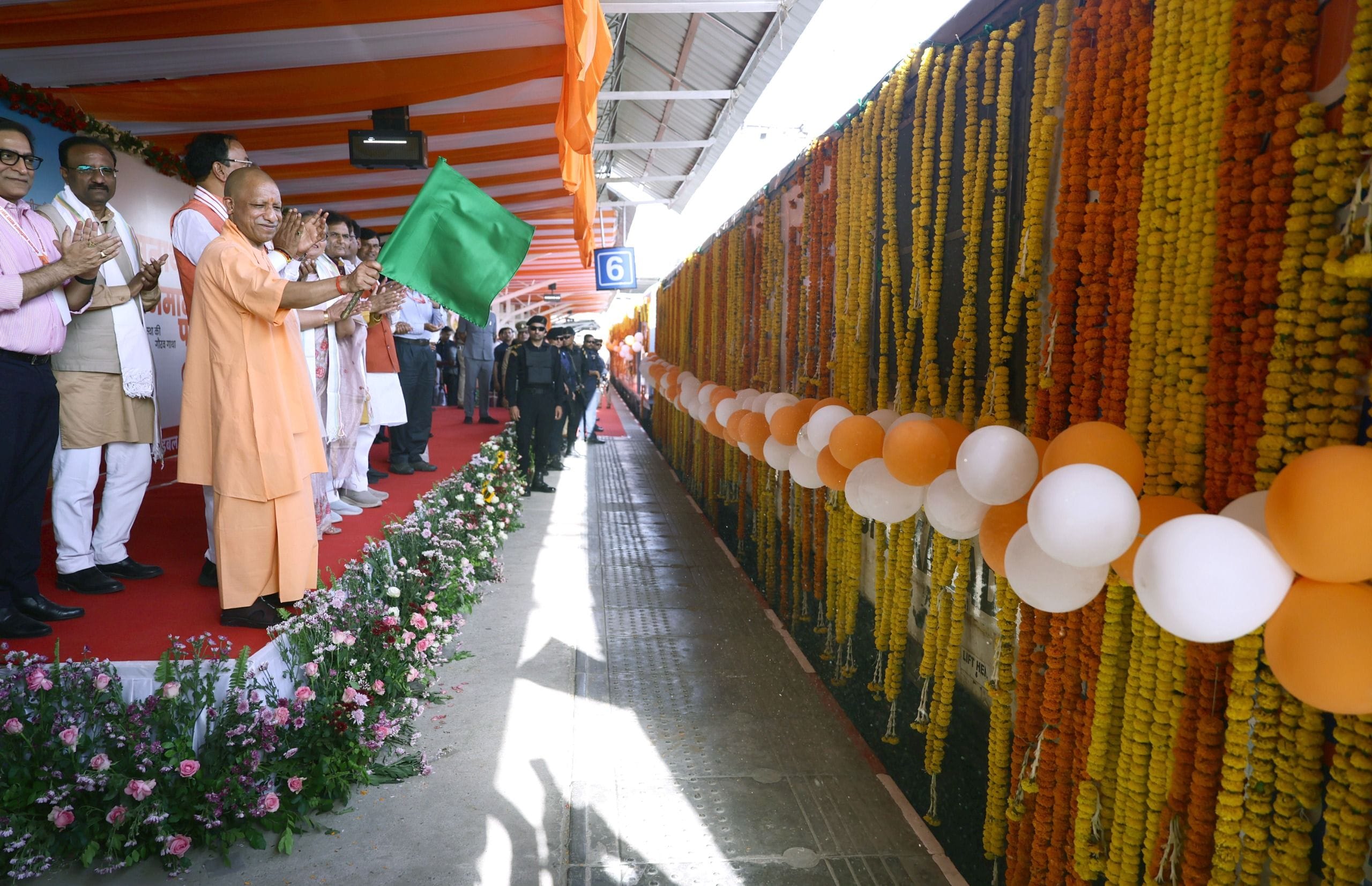 1008 श्रद्धालुओं को लेकर सोमनाथ रवाना हुई स्पेशल ट्रेन, सीएम ने दिखाई हरी झंडी। 1008 श्रद्धालुओं को लेकर सोमनाथ रवाना हुई स्पेशल ट्रेन, सीएम ने दिखाई हरी झंडी।