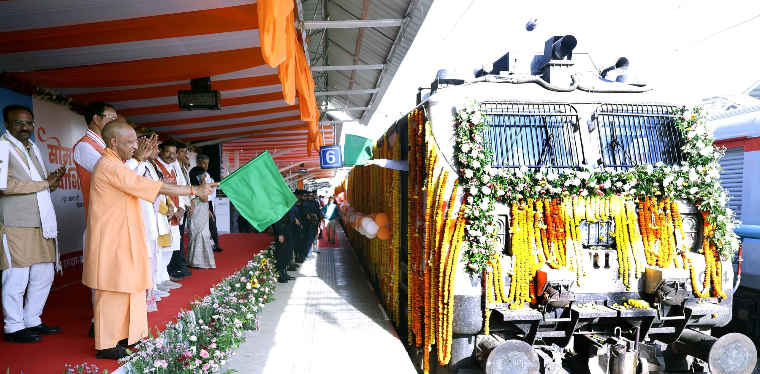 1008 श्रद्धालुओं को लेकर सोमनाथ रवाना हुई स्पेशल ट्रेन, सीएम ने दिखाई हरी झंडी। 1008 श्रद्धालुओं को लेकर सोमनाथ रवाना हुई स्पेशल ट्रेन, सीएम ने दिखाई हरी झंडी।