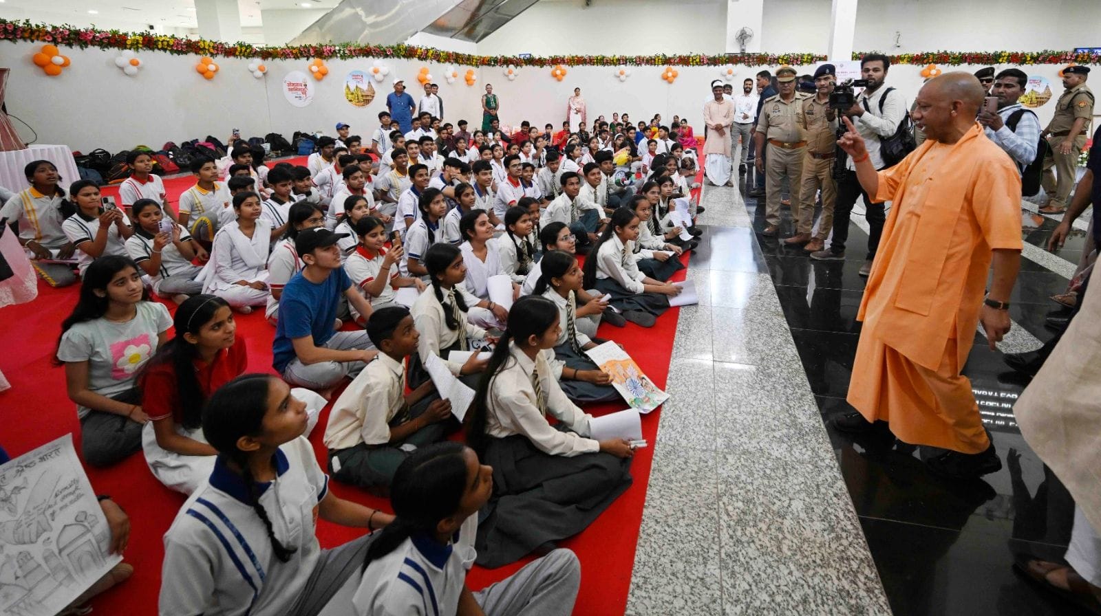 1008 श्रद्धालुओं को लेकर सोमनाथ रवाना हुई स्पेशल ट्रेन, सीएम ने दिखाई हरी झंडी। 1008 श्रद्धालुओं को लेकर सोमनाथ रवाना हुई स्पेशल ट्रेन, सीएम ने दिखाई हरी झंडी।