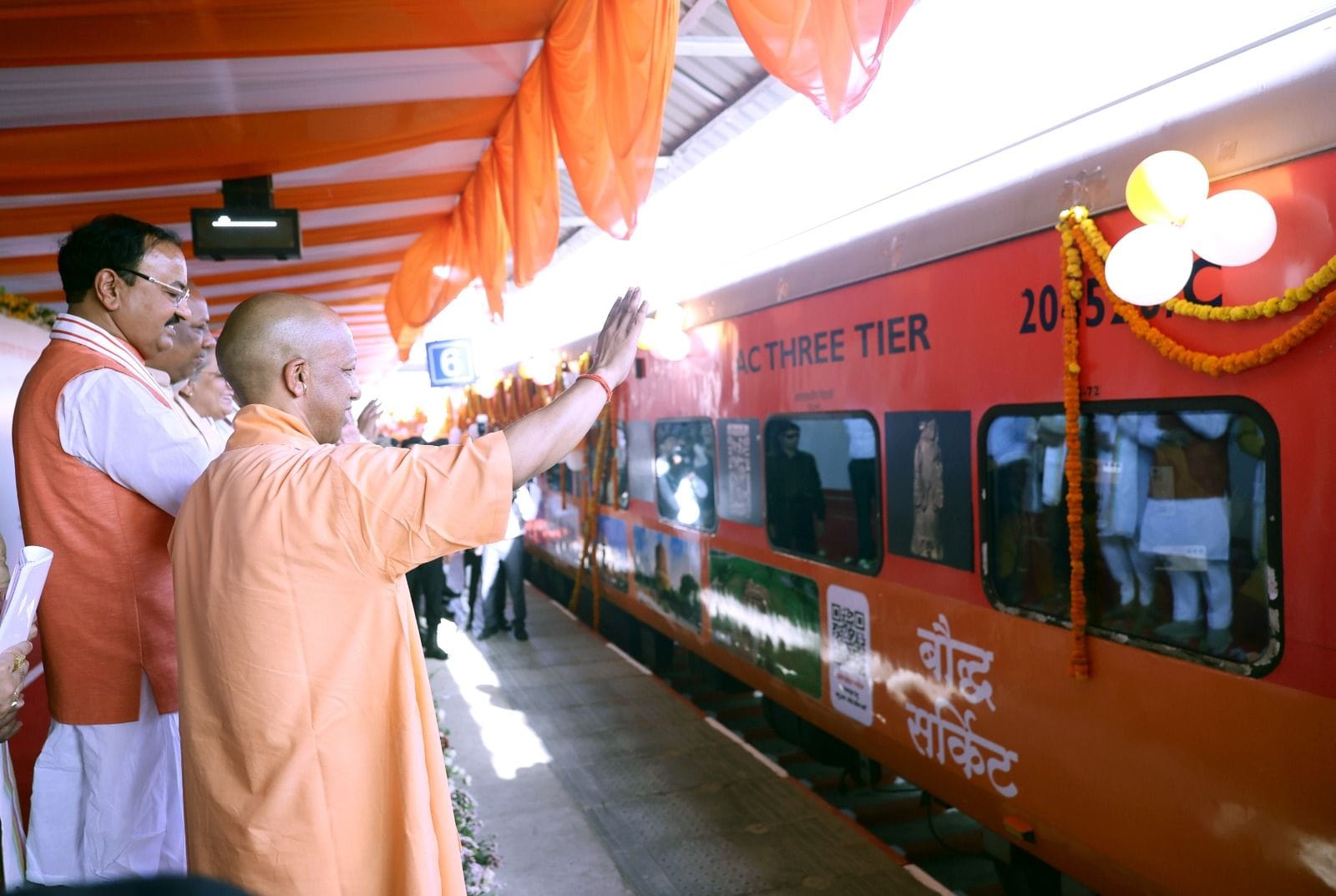1008 श्रद्धालुओं को लेकर सोमनाथ रवाना हुई स्पेशल ट्रेन, सीएम ने दिखाई हरी झंडी। 1008 श्रद्धालुओं को लेकर सोमनाथ रवाना हुई स्पेशल ट्रेन, सीएम ने दिखाई हरी झंडी।