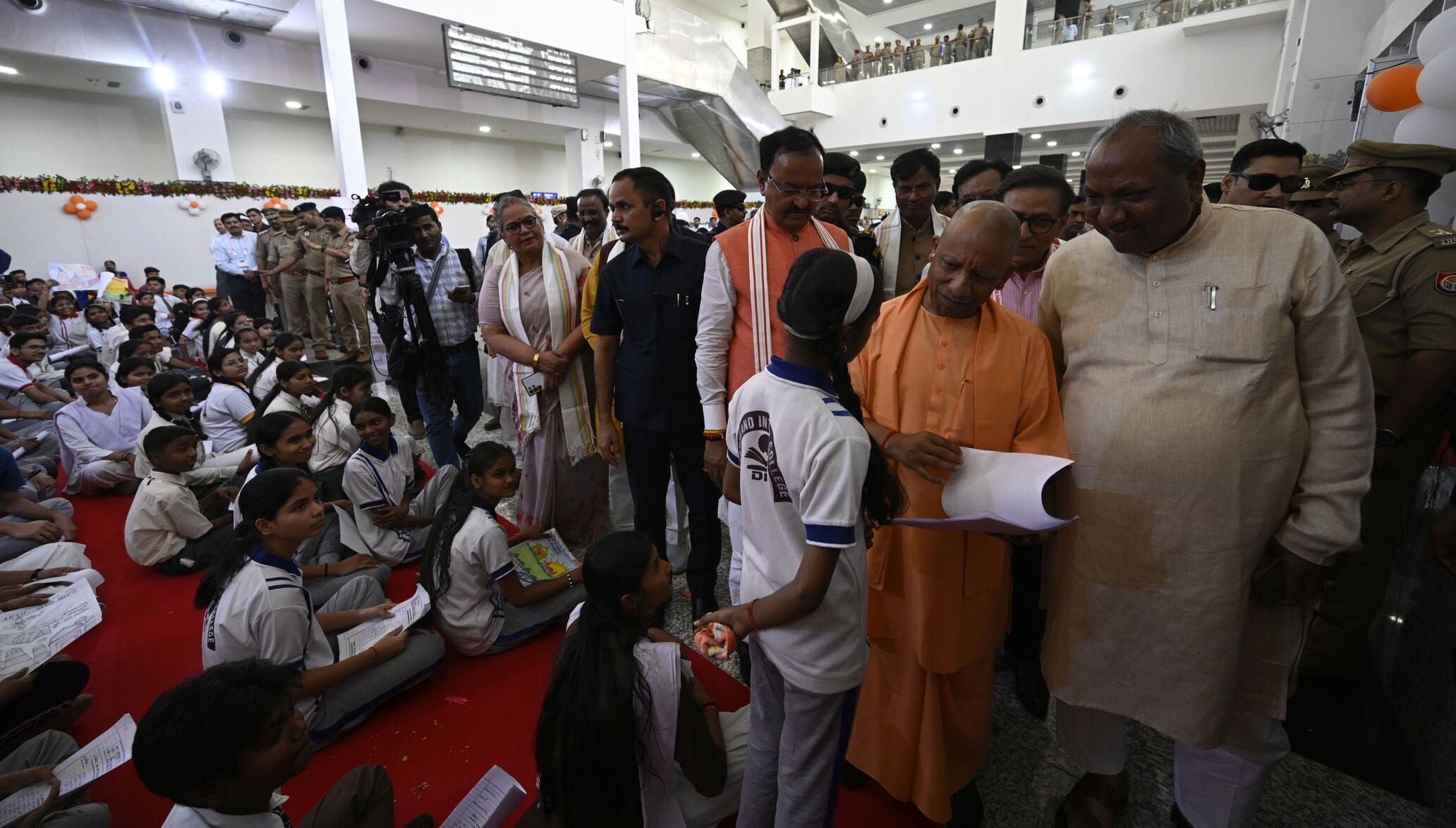 1008 श्रद्धालुओं को लेकर सोमनाथ रवाना हुई स्पेशल ट्रेन, सीएम ने दिखाई हरी झंडी। 1008 श्रद्धालुओं को लेकर सोमनाथ रवाना हुई स्पेशल ट्रेन, सीएम ने दिखाई हरी झंडी।