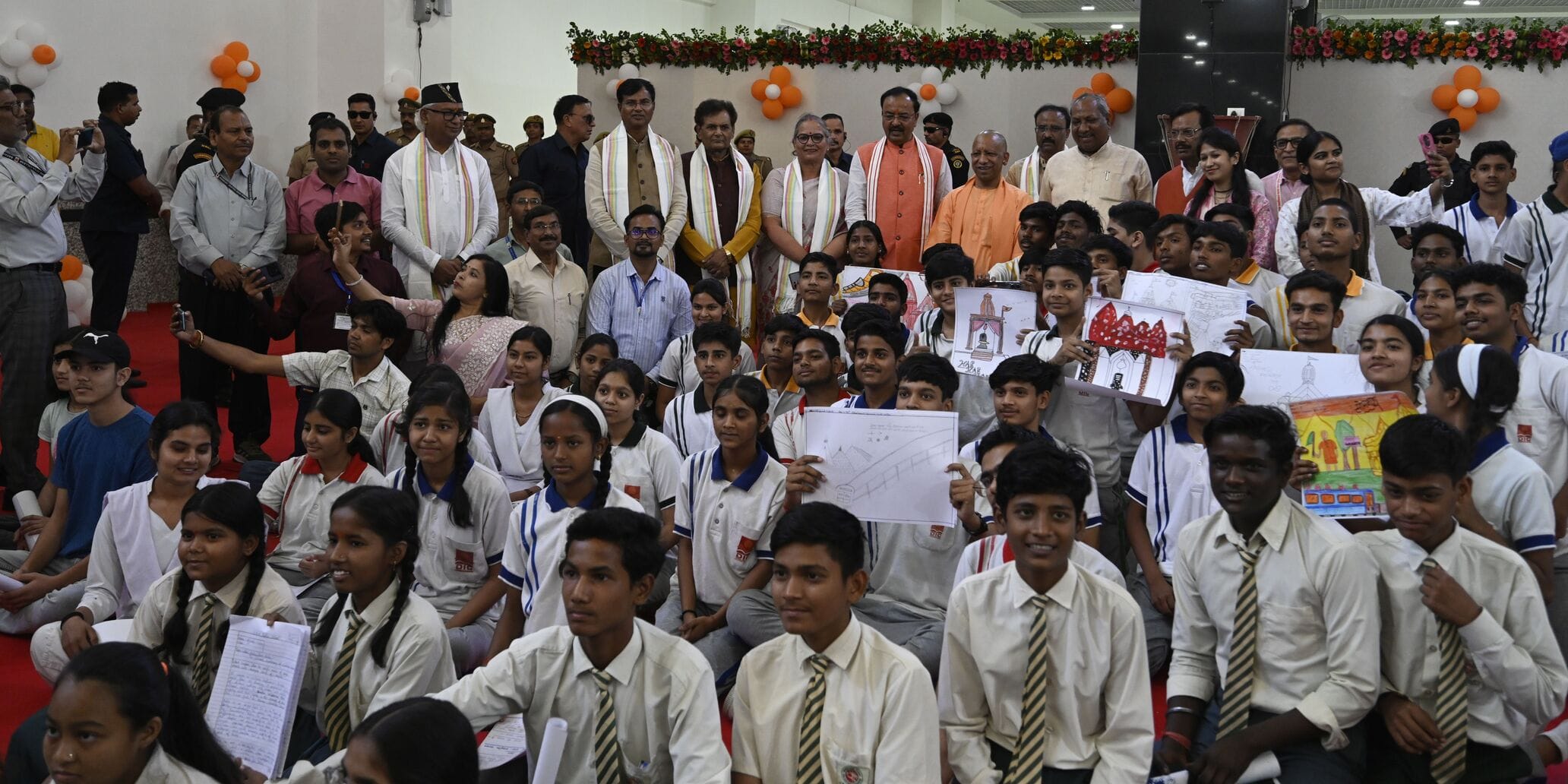1008 श्रद्धालुओं को लेकर सोमनाथ रवाना हुई स्पेशल ट्रेन, सीएम ने दिखाई हरी झंडी। 1008 श्रद्धालुओं को लेकर सोमनाथ रवाना हुई स्पेशल ट्रेन, सीएम ने दिखाई हरी झंडी।