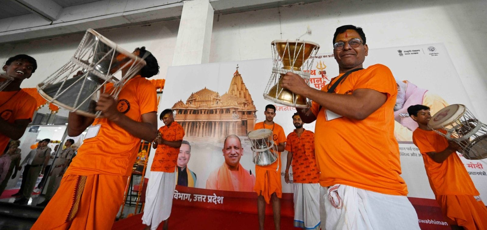 1008 श्रद्धालुओं को लेकर सोमनाथ रवाना हुई स्पेशल ट्रेन, सीएम ने दिखाई हरी झंडी। 1008 श्रद्धालुओं को लेकर सोमनाथ रवाना हुई स्पेशल ट्रेन, सीएम ने दिखाई हरी झंडी।