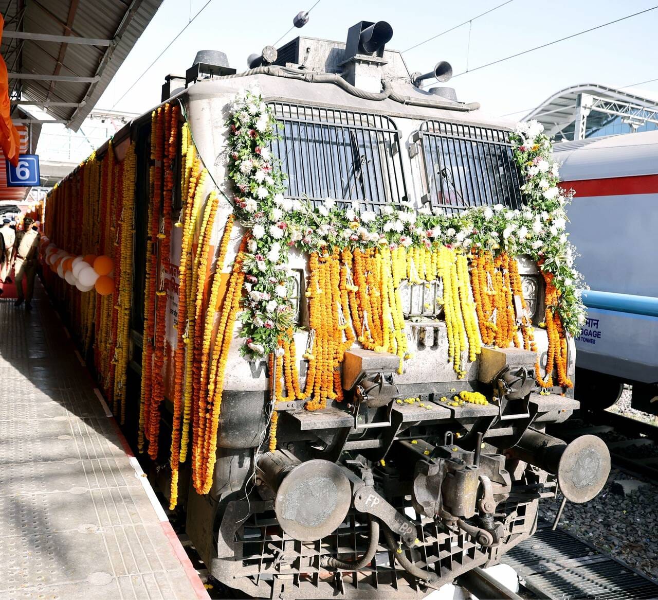 1008 श्रद्धालुओं को लेकर सोमनाथ रवाना हुई स्पेशल ट्रेन, सीएम ने दिखाई हरी झंडी। 1008 श्रद्धालुओं को लेकर सोमनाथ रवाना हुई स्पेशल ट्रेन, सीएम ने दिखाई हरी झंडी।