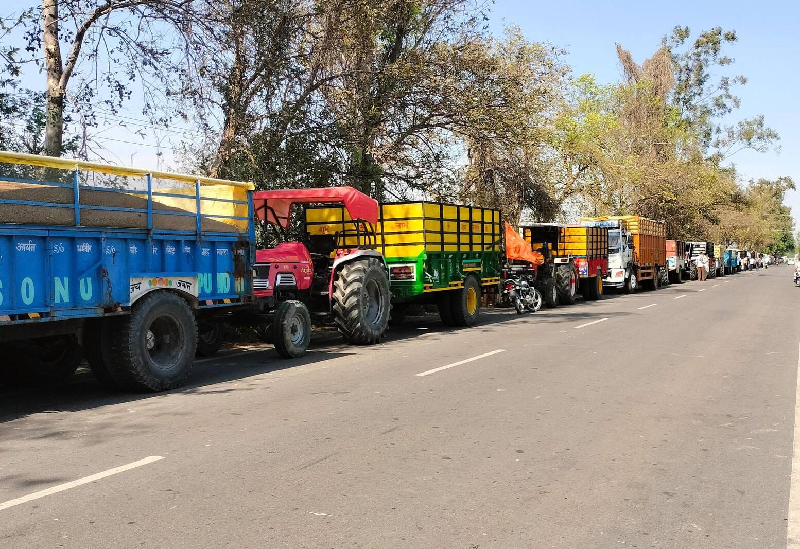 19ढांड01 साइलो के बाहर ट्रैक्टर ट्रालियों की लगी लंबी कतार 02 कड़कती धूप में ट्रैक्टर पर सोया ए 19ढांड01 साइलो के बाहर ट्रैक्टर ट्रालियों की लगी लंबी कतार 02 कड़कती धूप में ट्रैक्टर पर सोया ए