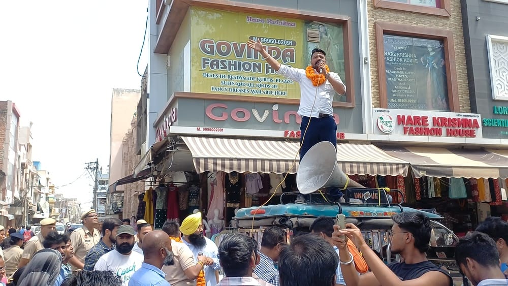 अंबाला छावनी के बाजाराें में रोष मार्च निकालते वार्ड नंबर 14 लोग। संवाद