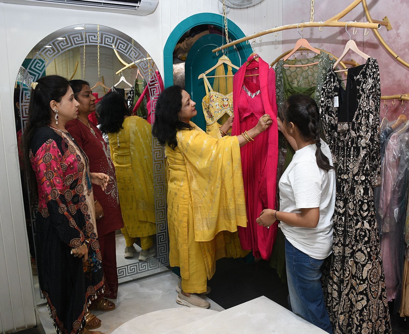 अक्षय तृतीया के शुभ मुहूर्त पर ग्राहकों ने बाजार पर दिल खोलकर नोटों की बारिश की।