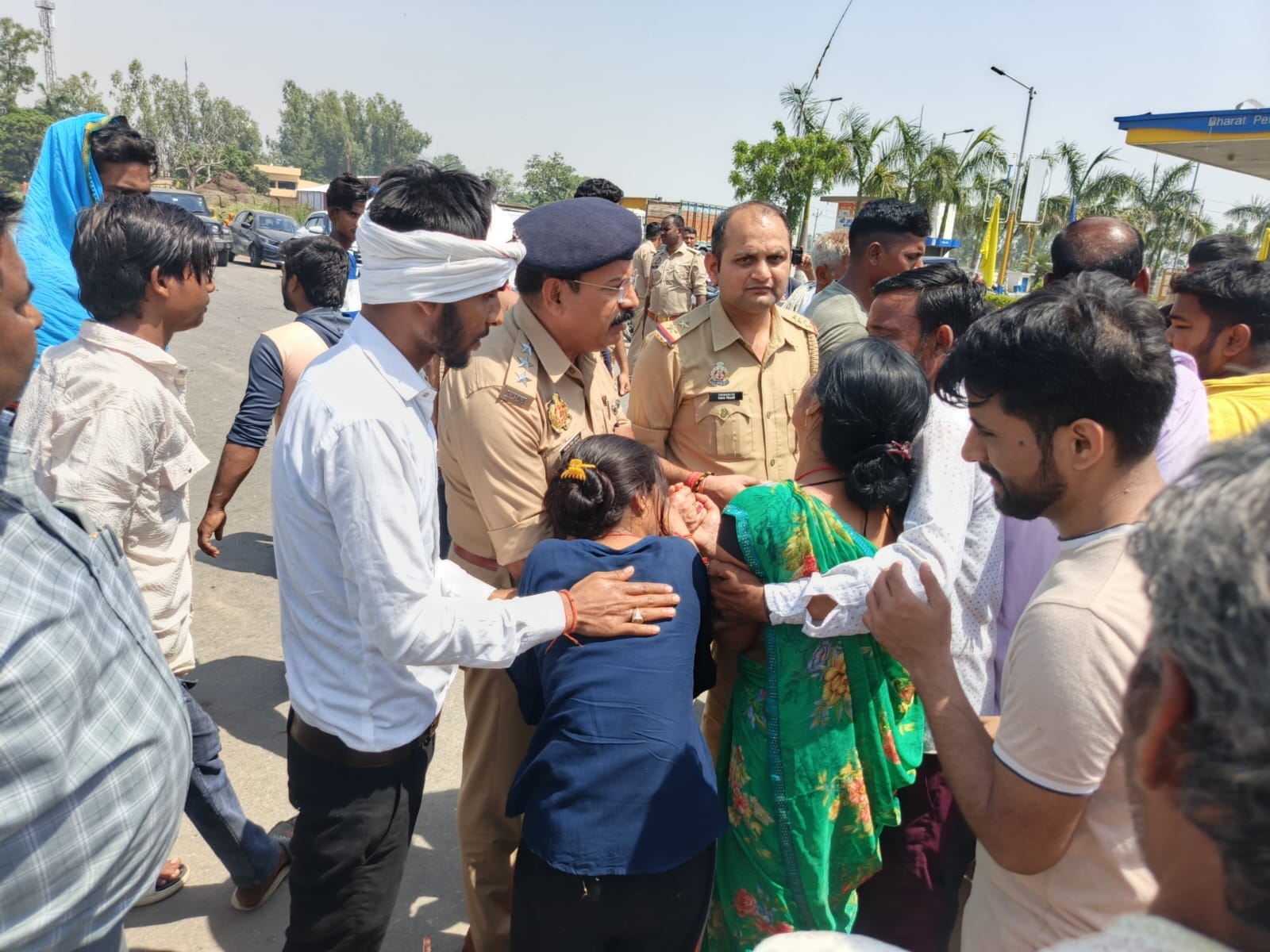 बस के नीचे फंसी बाइक। स्रोत: ग्रामीण