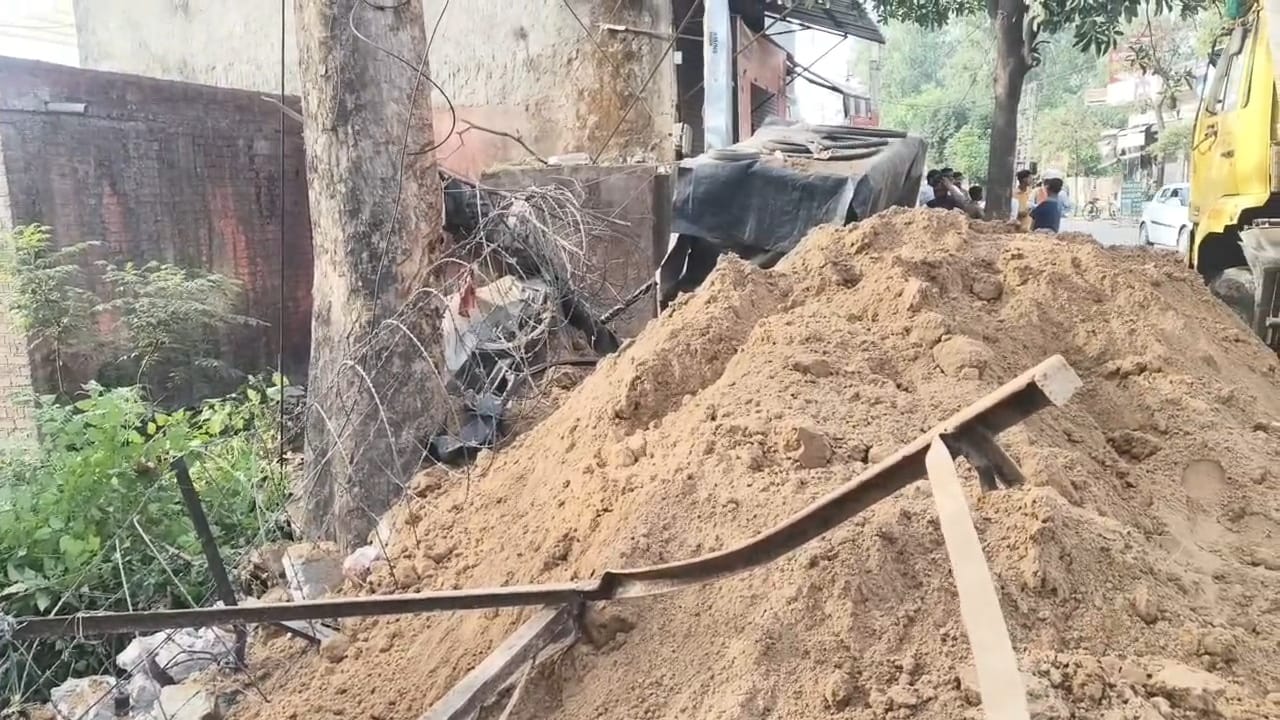 छछरौली बाजार में पलटे डंपर को सीधा करती क्रेन। संवाद