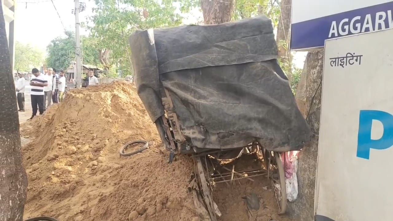 छछरौली बाजार में पलटे डंपर को सीधा करती क्रेन। संवाद