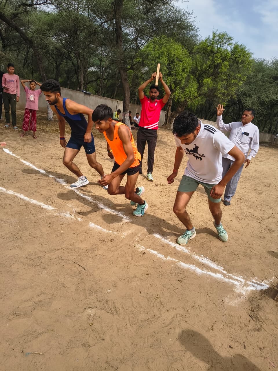 एथलेटिक्स ट्रायल में भाग लेते खिलाड़ी। स्रोत : कोच