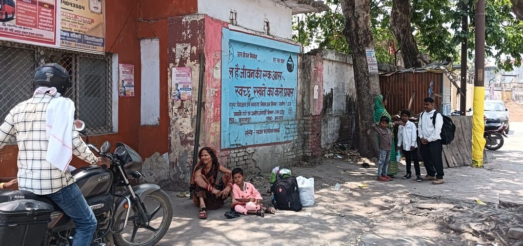 फोटो-17-बलरामपुर के गोंडा रोड धूप के बीच ट्रैक्टर-ट्राली से आवागमन करते लोग।-संवाद