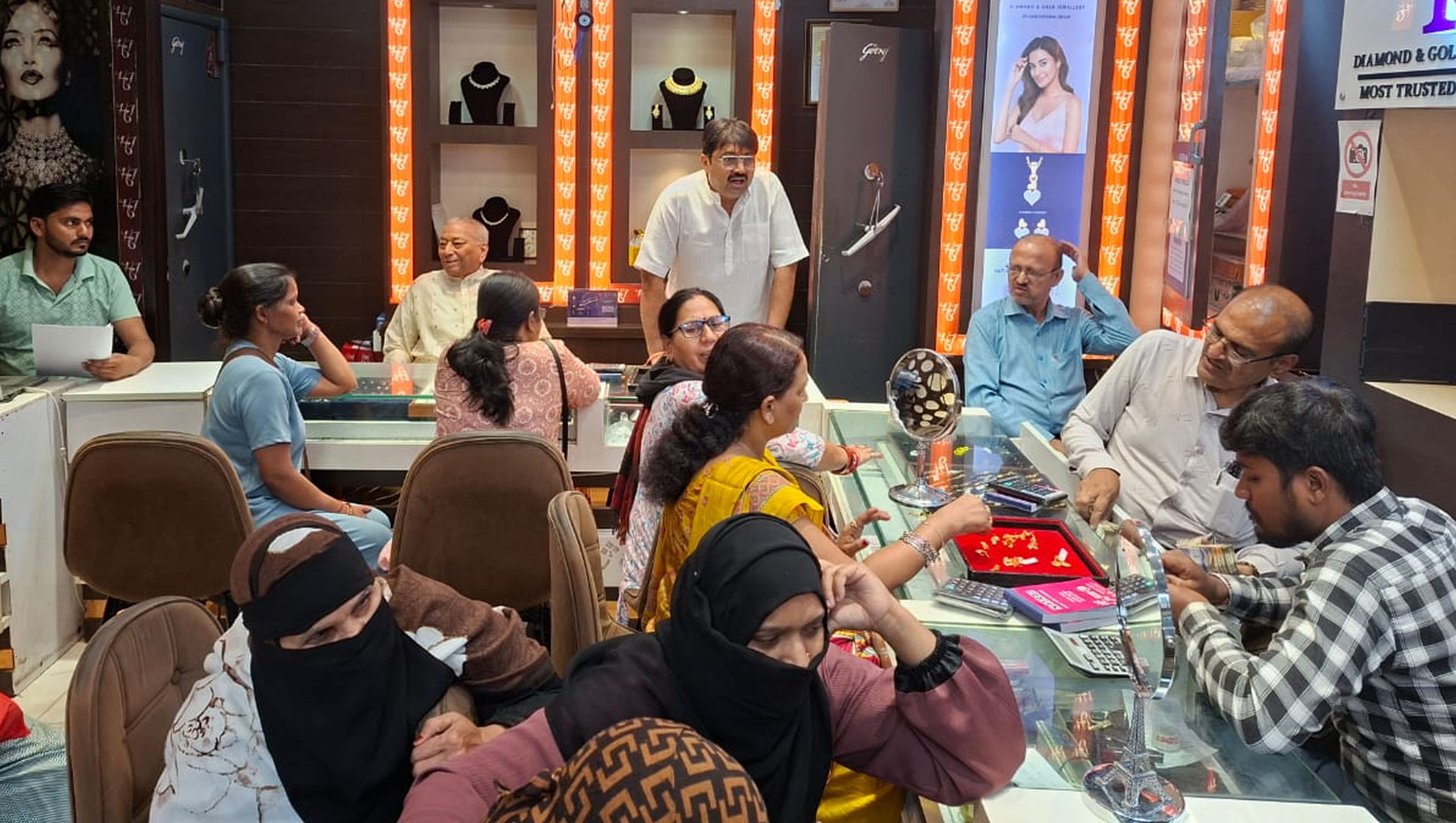 फोटो-17- शहर के चौक बाजार स्थित हरि ओम ज्वैलर्स में खरीदारी करते लोग। संवाद