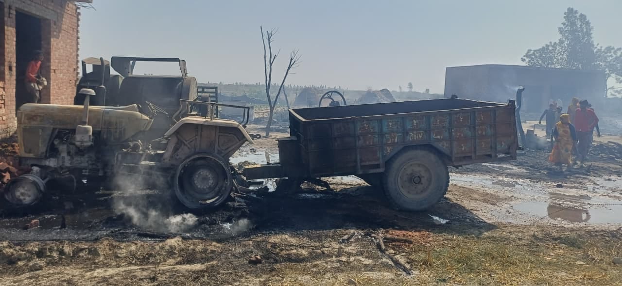 फोटो-18 गांव पथरामई में लगी आग से उठता धुआं व लगी भीड़। संवाद