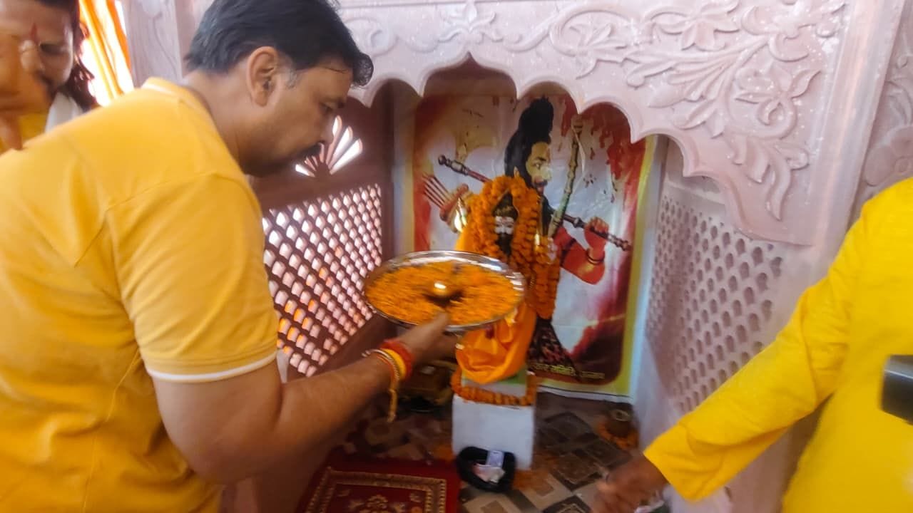 फोटो-18- नवाबगंज में महर्षि जमदग्नि आश्रम में हवन करते लोग। संवाद