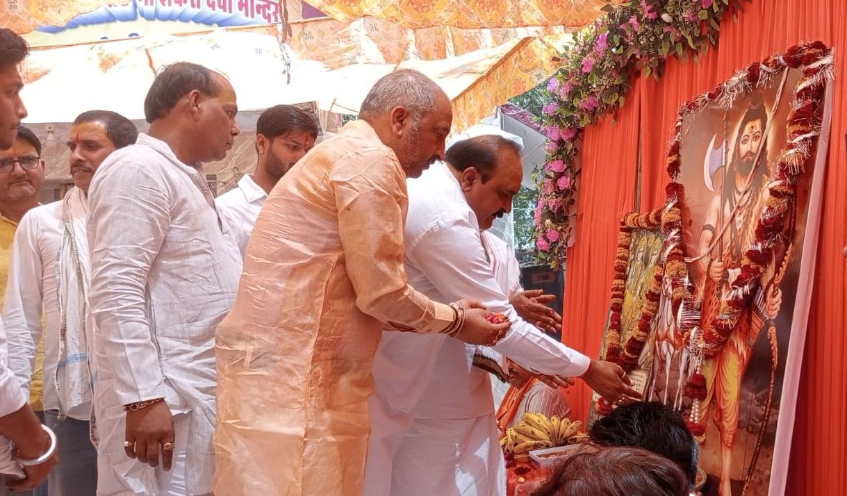 फोटो-18- नवाबगंज में महर्षि जमदग्नि आश्रम में हवन करते लोग। संवाद