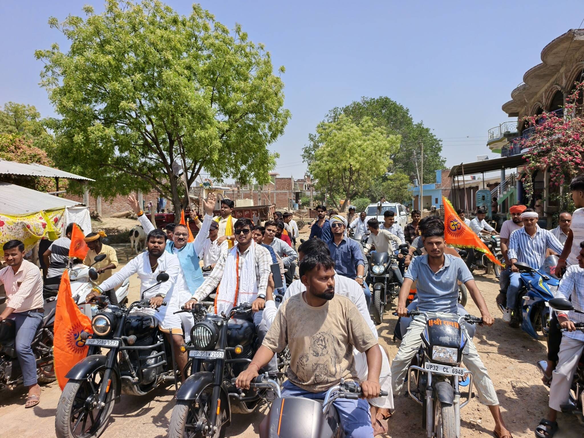 फोटो-18- नवाबगंज में महर्षि जमदग्नि आश्रम में हवन करते लोग। संवाद