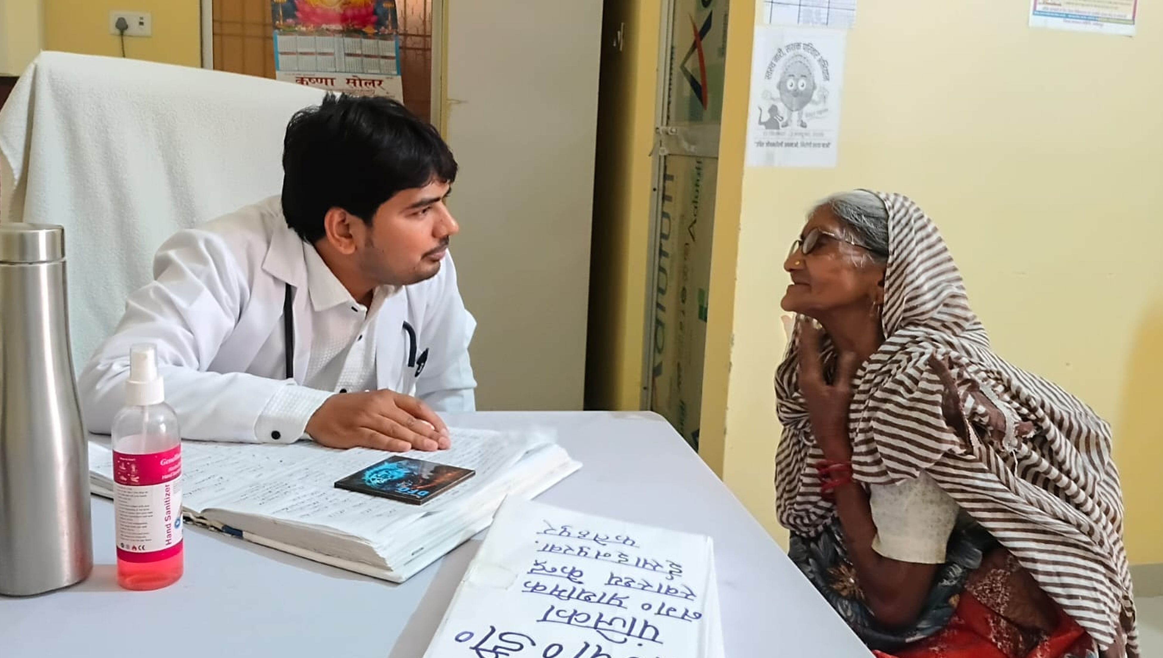 फोटो-19-नगरीय प्राथमिक  स्वास्थ्य केंद्र इसाईपुरवा में मरीज की जांच करते चिकित्सक। संवाद  
