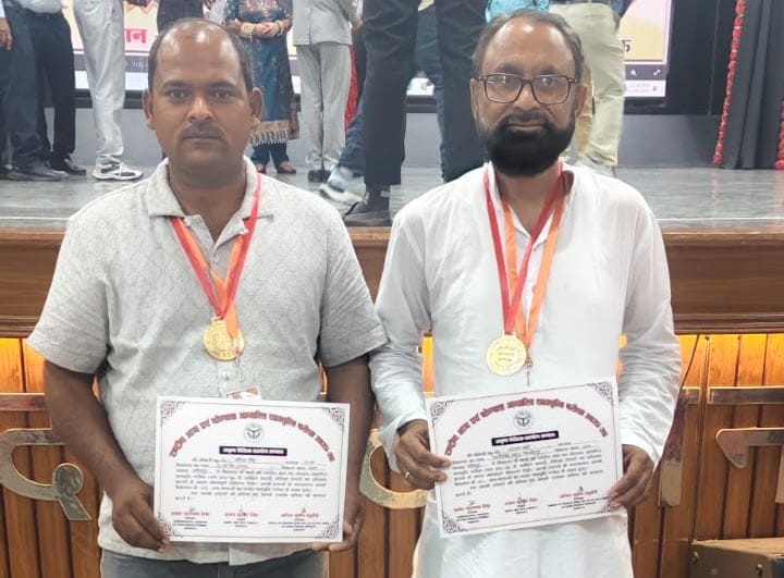 फोटो-20-लखनऊ में सम्मानित हुए शिक्षक मेडल व प्रमाण पत्र के साथ। स्रोत स्वयं फोटो-20-लखनऊ में सम्मानित हुए शिक्षक मेडल व प्रमाण पत्र के साथ। स्रोत स्वयं