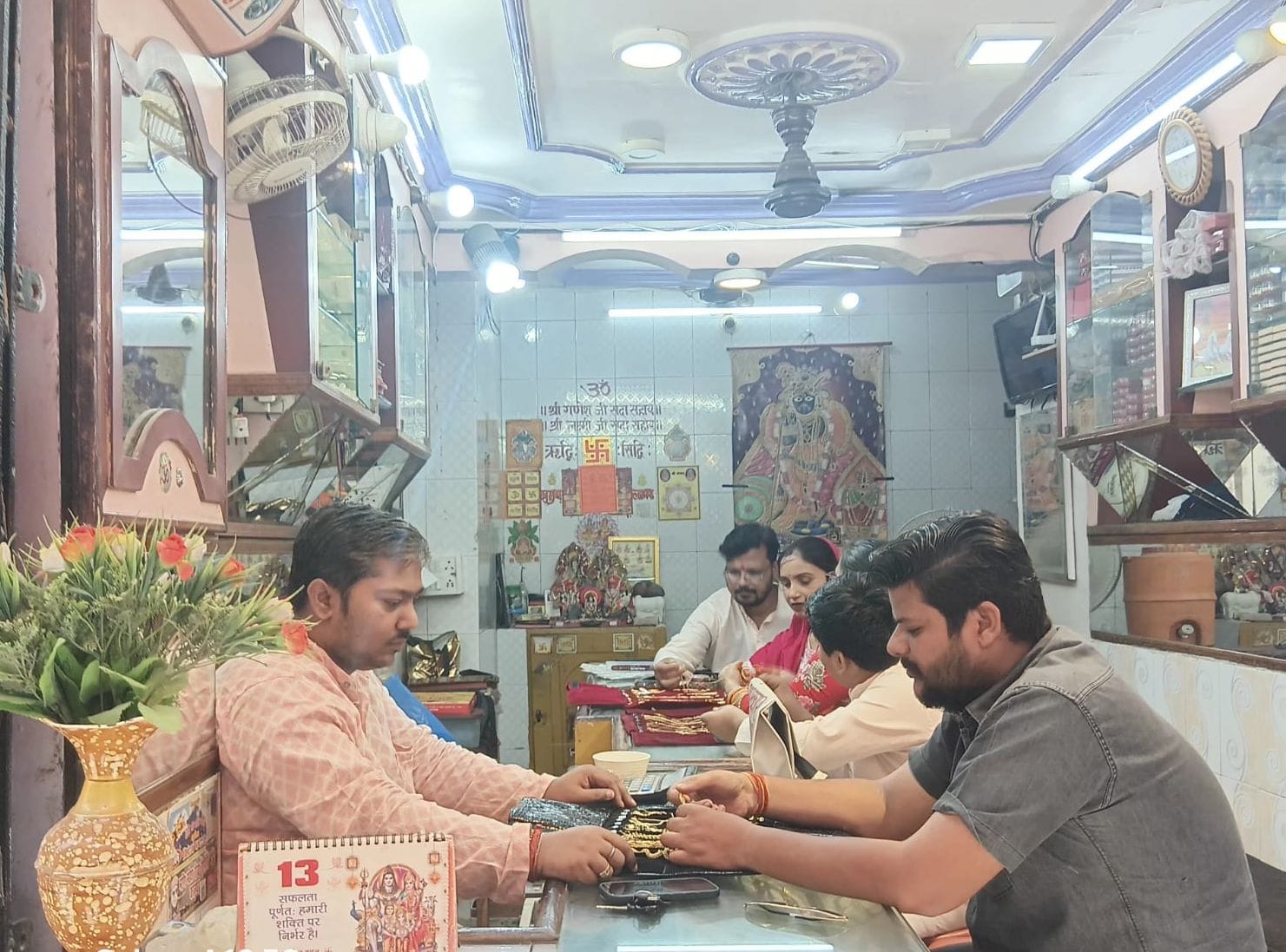 फोटो-26-स्टेशन रोड स्थित मनोरंजन ज्वैलर्स में खरीदारी करते लोग। संवाद फोटो-26-स्टेशन रोड स्थित मनोरंजन ज्वैलर्स में खरीदारी करते लोग। संवाद