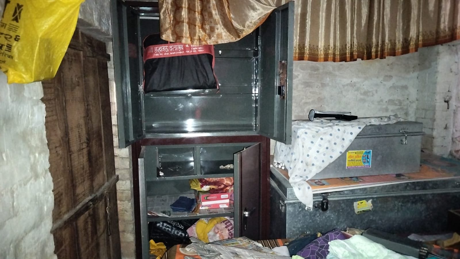 फोटो-29-घर की दीवार में लगी सेंध दिखाता पीड़ित नत्थालाल। संवाद फोटो-29-घर की दीवार में लगी सेंध दिखाता पीड़ित नत्थालाल। संवाद