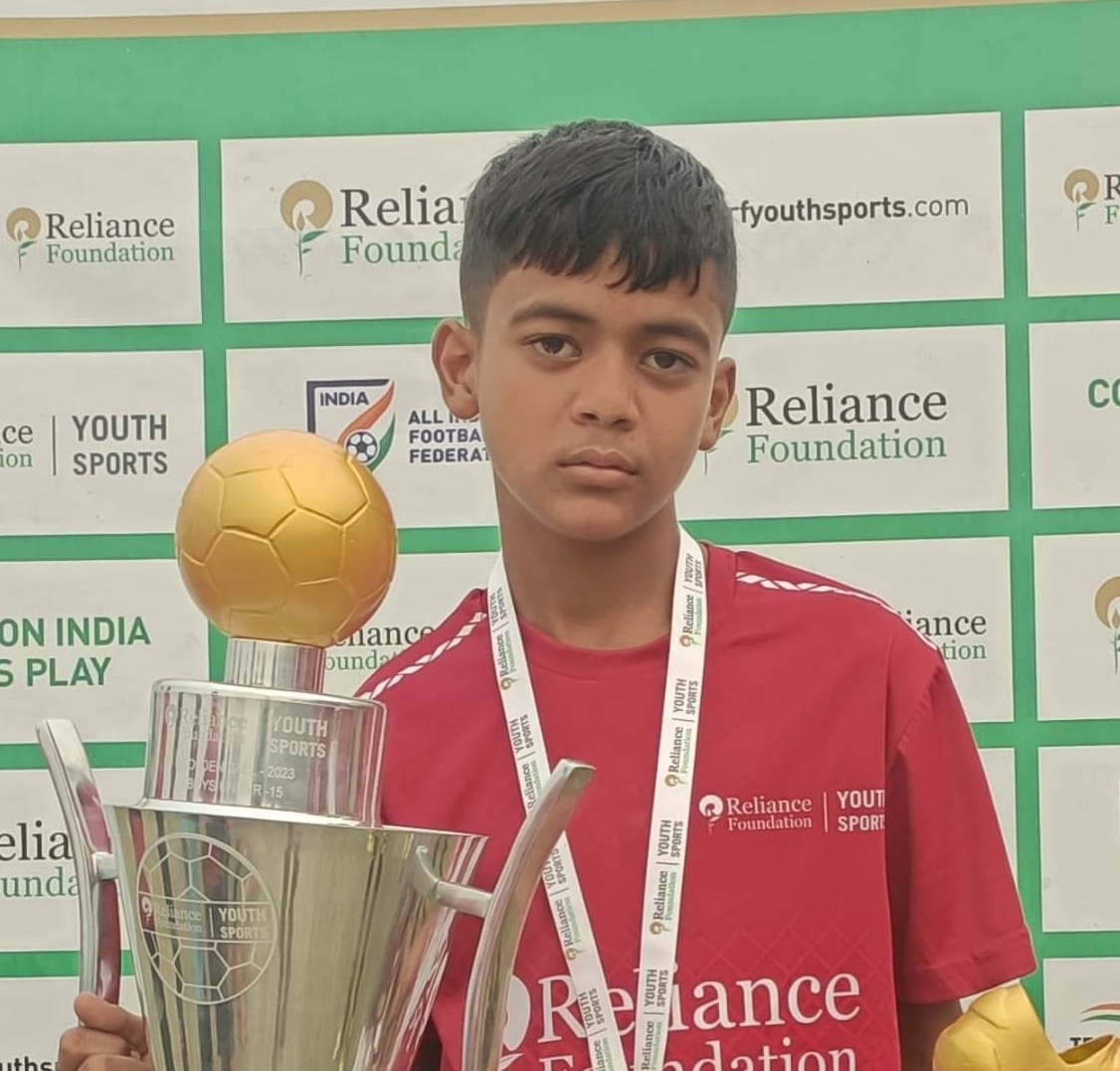 फोटो नंबर- 21गांव खेड़ी तलवाना में संचालित खेल नर्सरी में फुटबॉल का अभ्यास करते खिलाड़ी। स्रोत