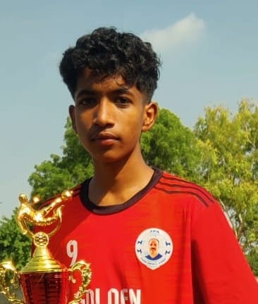 फोटो नंबर- 21गांव खेड़ी तलवाना में संचालित खेल नर्सरी में फुटबॉल का अभ्यास करते खिलाड़ी। स्रोत