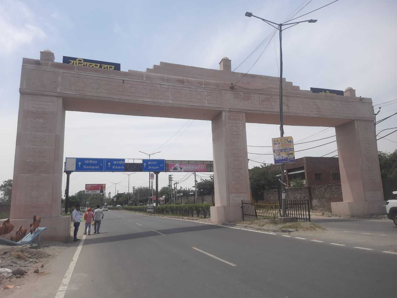 फोटो : सोनीपत के मुरथल के पास निर्मित युधिष्ठिर द्वार पर पक्षियों की लगी स्मृतियां गायब। संवाद फोटो : सोनीपत के मुरथल के पास निर्मित युधिष्ठिर द्वार पर पक्षियों की लगी स्मृतियां गायब। संवाद