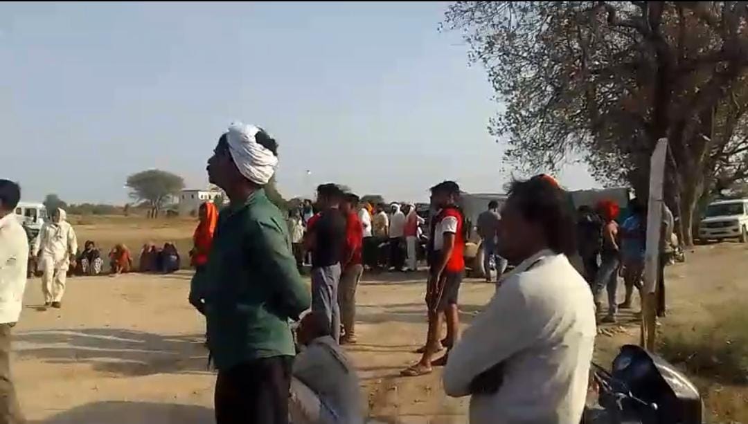 फोटो19एचएएमपी 26- जाम के दौरान खड़े ओवरलोड डंपरों की कतार।   संवाद