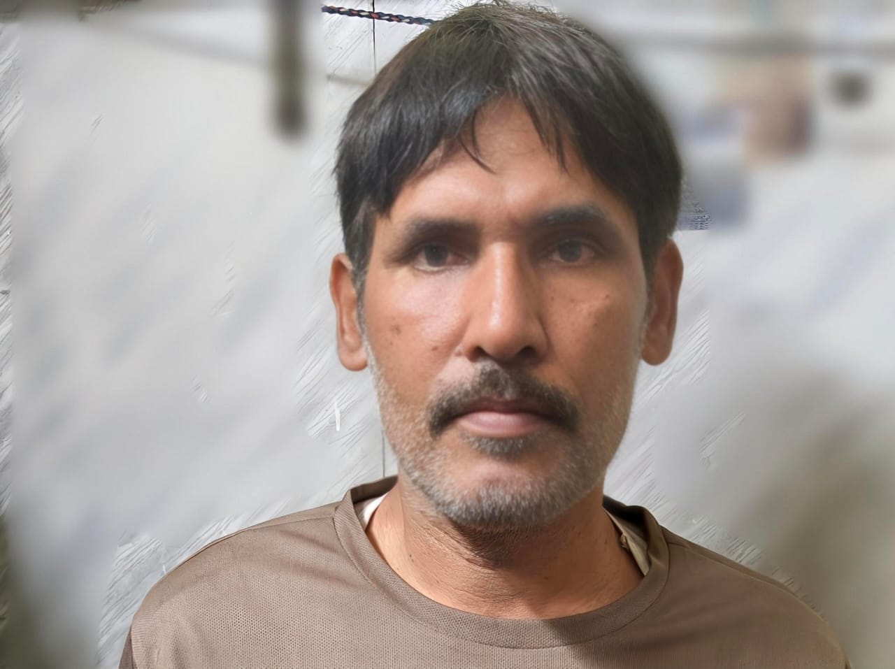 इबरार अहमद का फाइल फोटो व बिलखते परिजन। संवाद