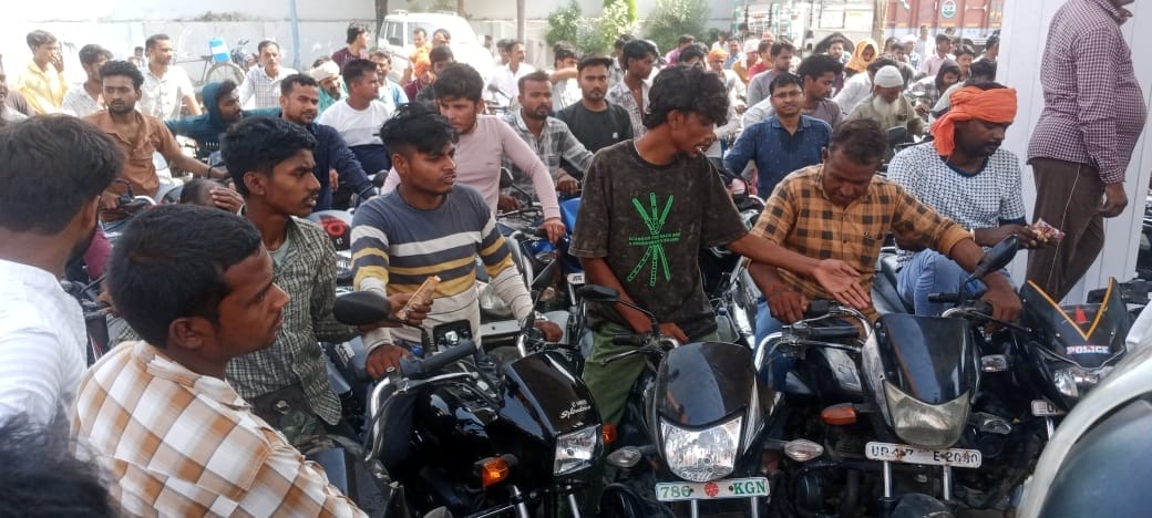 इटियाथोक में डीजल-पेट्रोल के लिए पंप पर लगी लंबी कतार और धानेपुर के इंडियन ऑयल पेट्रोलपंप पर पस इटियाथोक में डीजल-पेट्रोल के लिए पंप पर लगी लंबी कतार और धानेपुर के इंडियन ऑयल पेट्रोलपंप पर पस