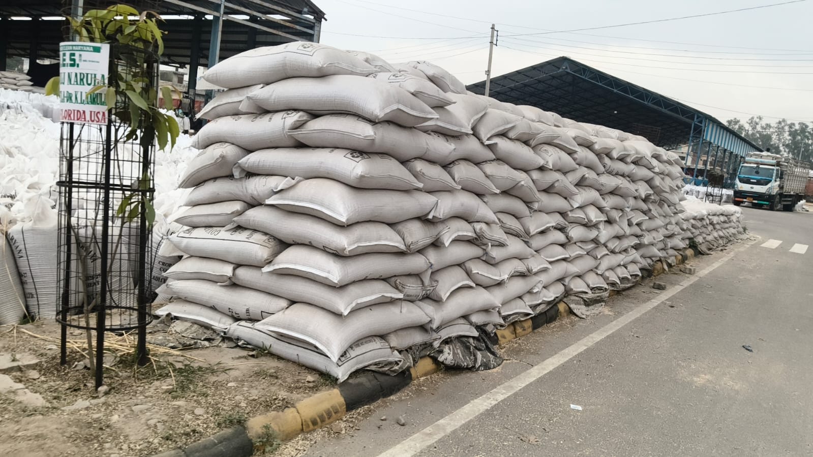 जगाधरी में गोदाम के बाहर अनलोडिंग के लिए खड़े गेहूं के बैग से भरे ट्रक। संवाद