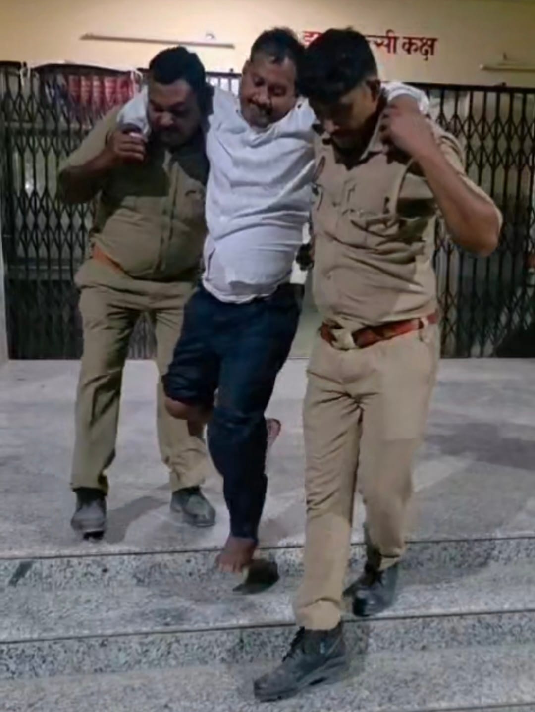 जहानागंज थाना क्षेत्र के गंभीरवन में हुई मुठभेड़ में घायल आरोपी काे ले जाती पुलिस।
