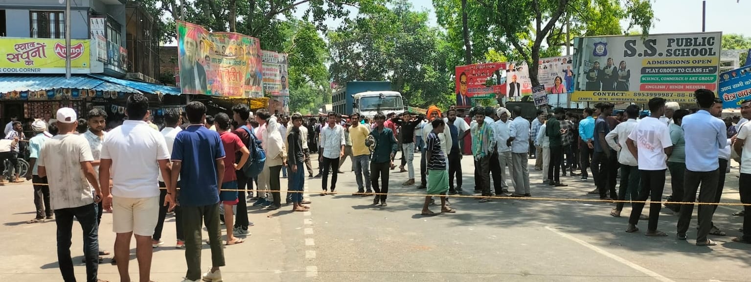 कुम्हरावां चाैराहे पर रस्सी बांधकर सड़क जाम करते ग्रामीणों को समझाते पुलिस अधिकारी। 