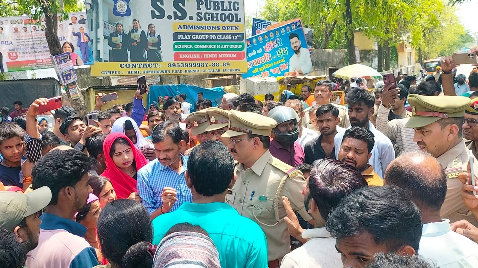 कुम्हरावां चाैराहे पर रस्सी बांधकर सड़क जाम करते ग्रामीणों को समझाते पुलिस अधिकारी। 