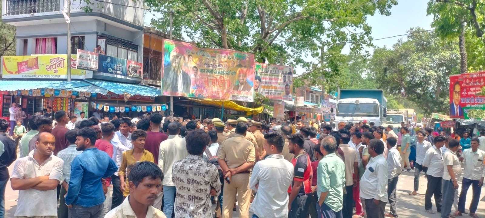 कुम्हरावां चाैराहे पर रस्सी बांधकर सड़क जाम करते ग्रामीणों को समझाते पुलिस अधिकारी। 