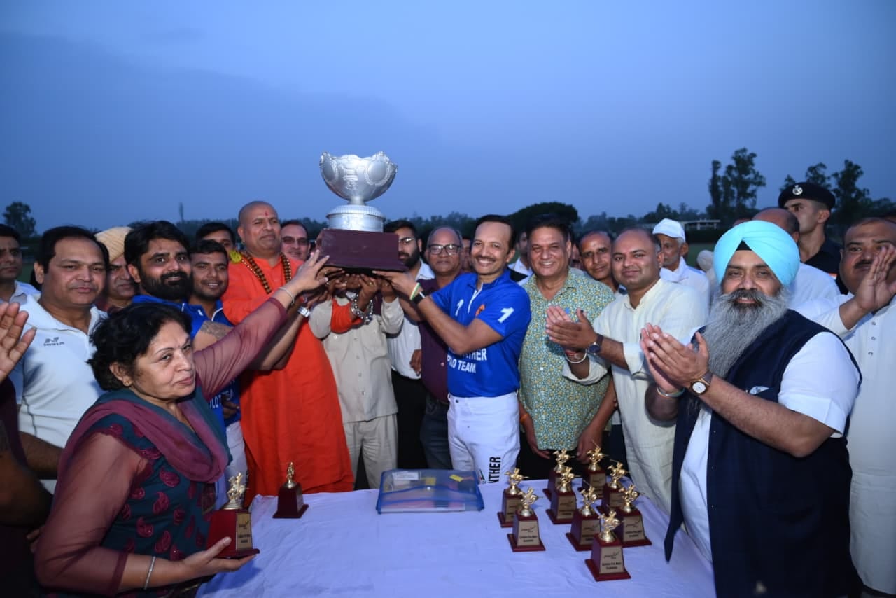 कुरुक्षेत्र। पोलो मैच में गेंद को आगे बढ़ाकर गोल दागने का प्रयास करते सांसद नवीन जिंदल। स्वयं कुरुक्षेत्र। पोलो मैच में गेंद को आगे बढ़ाकर गोल दागने का प्रयास करते सांसद नवीन जिंदल। स्वयं